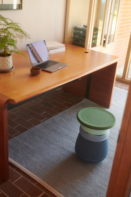Stapelstein Dynamic Small Waters & Greens, kruk aan een houten bureau van bovenaf gezien
