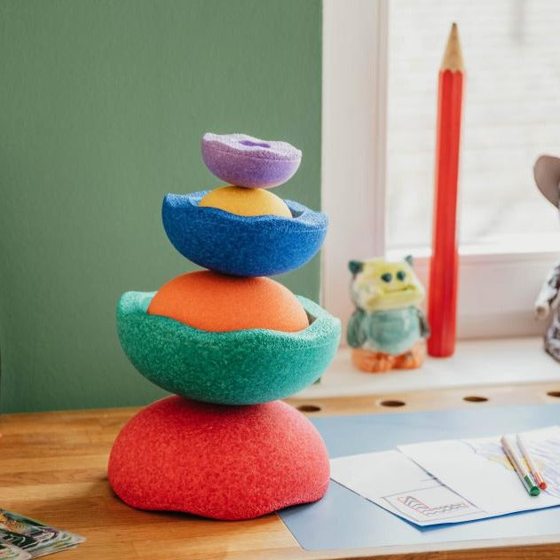 Stapelstein Inside Classic Rainbow, gestapelde sculptuur op een bureau in de kinderkamer