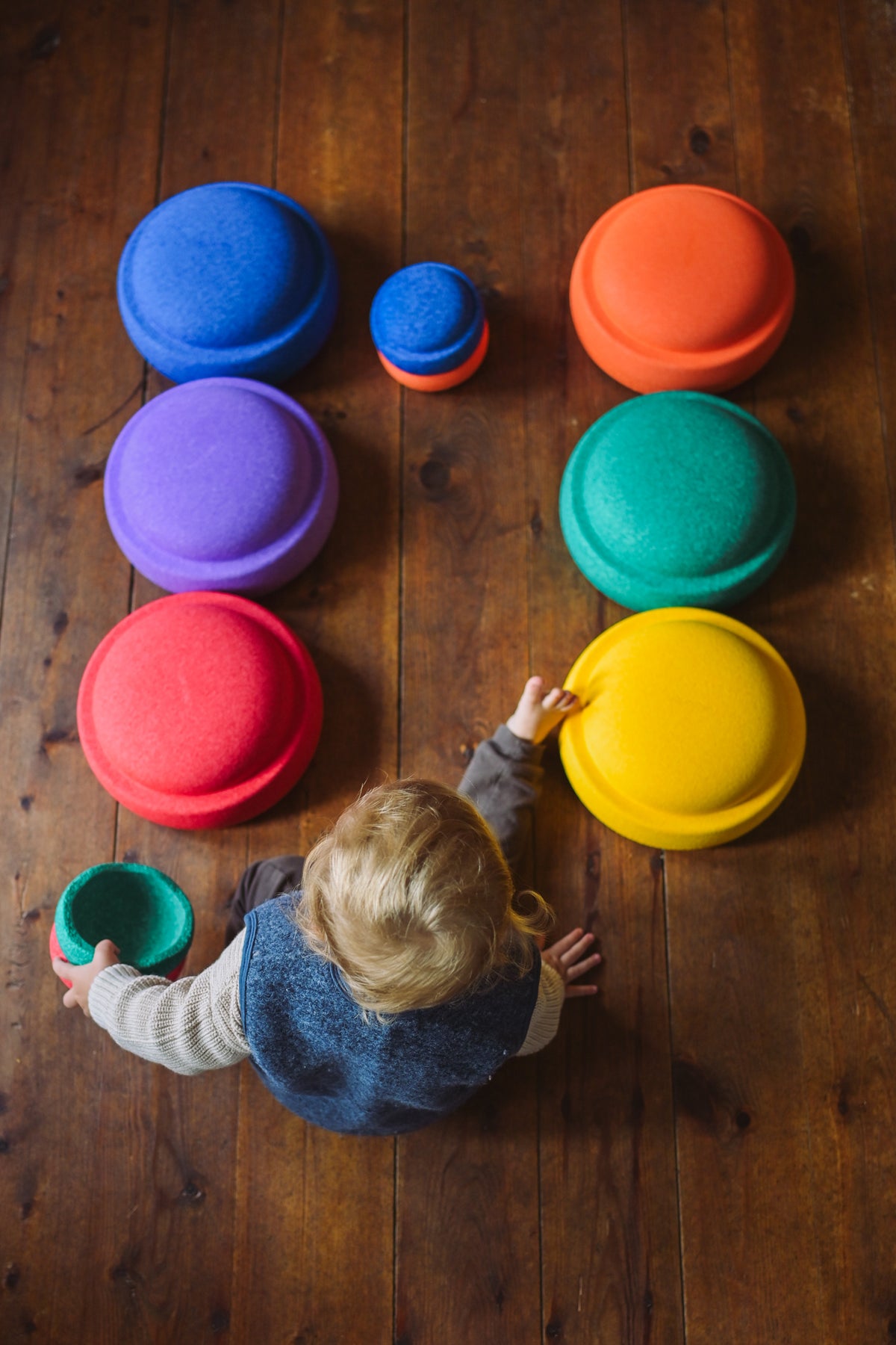 Stapelstein Original Mini Rainbow Classic set van 6, kleine stenen schuin op elkaar gestapeld