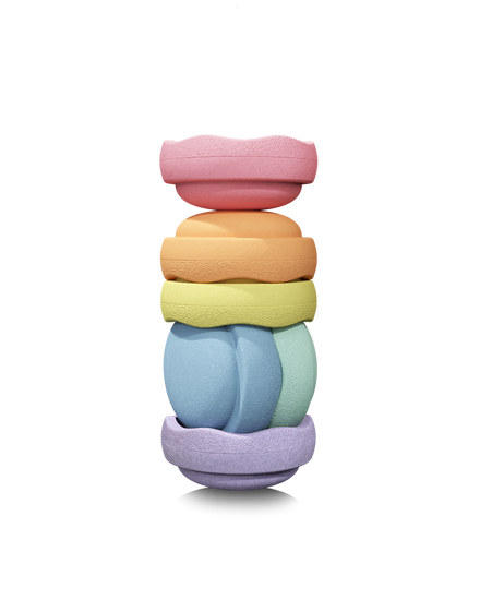 Stapelstein Original Mini Rainbow Pastel, stenen in elkaar gestapeld met de roze steen bovenop