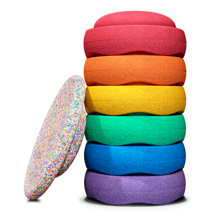 Stapelstein Special Rainbow Super Confetti Classic, zes stenen gestapeld naast het confetti balance board
