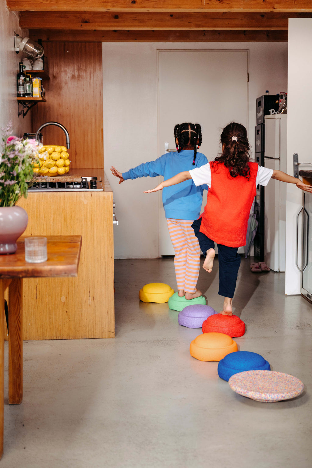 Stapelstein Super Confetti Classic, kinderen springen over stenen en board in de woonkamer