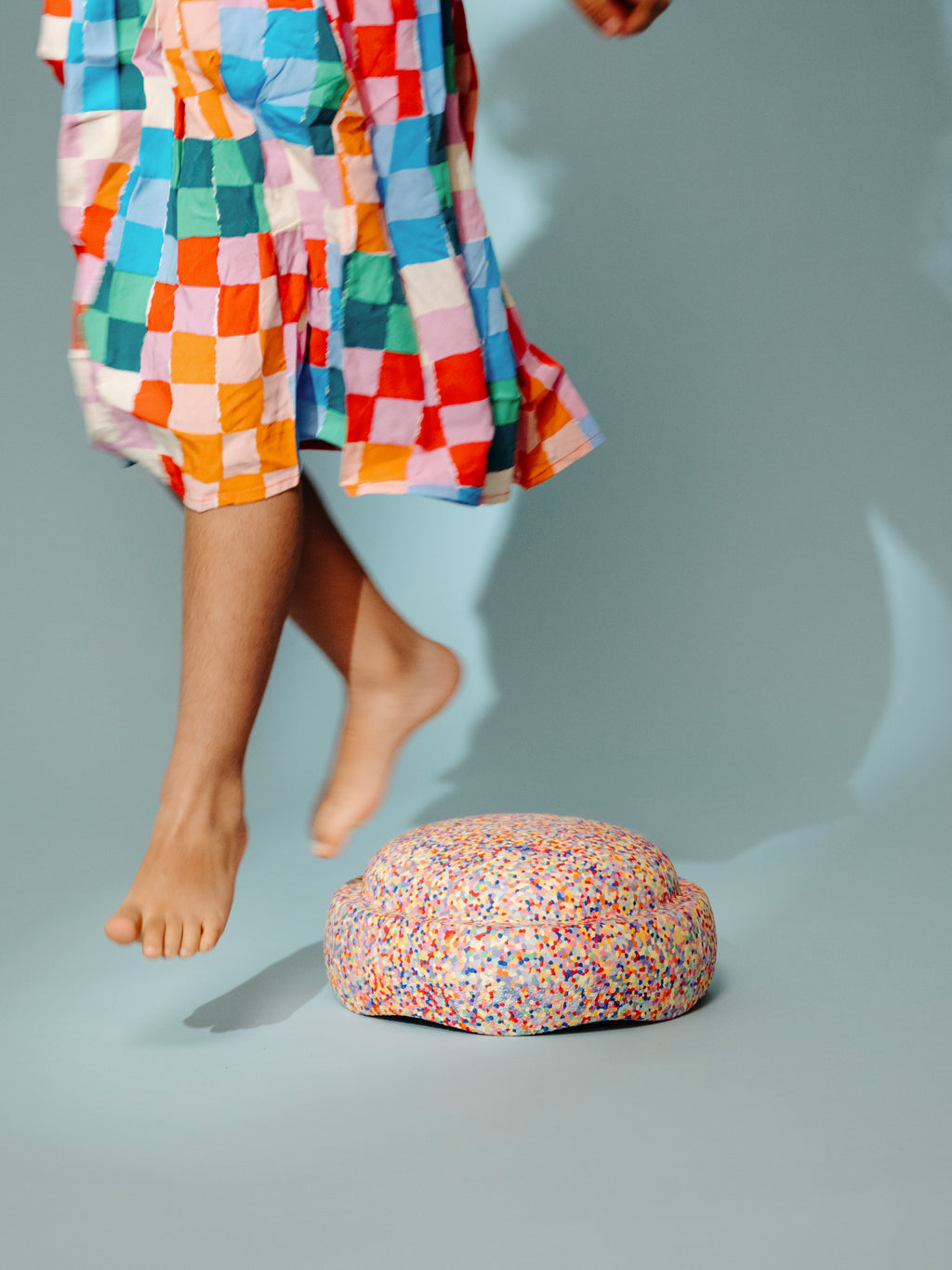 Stapelstein Steen Super Confetti, meisje stapt met een voet op de steen