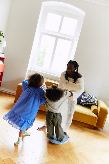 Stapelstein Balance Board Super Cool, kinderen spelen met het bord in een lichte woonkamer