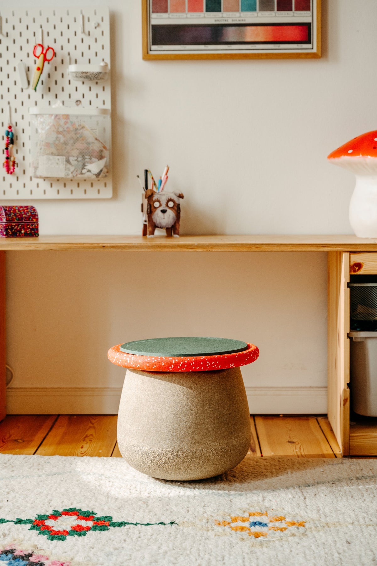 Stapelstein Winter Special Dynamic Small, beige Base met rood gespikkeld board als zitkruk