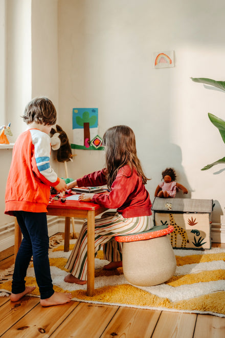 Stapelstein Winter Special Dynamic Small, twee kinderen spelen aan tafel bij de kruk