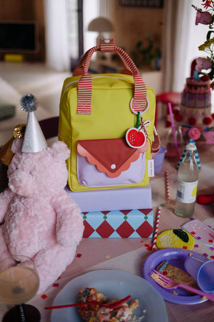 Sticky Lemon Rugzak Small Sticky Memories Special Edition Cherry On The Cake, rugzak op een feesttafel