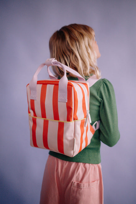 Sticky Lemon Rugzak Small Sticky Memories Stripes Nude Pink + Lifebuoy Orange, kind draagt de rugzak op de rug