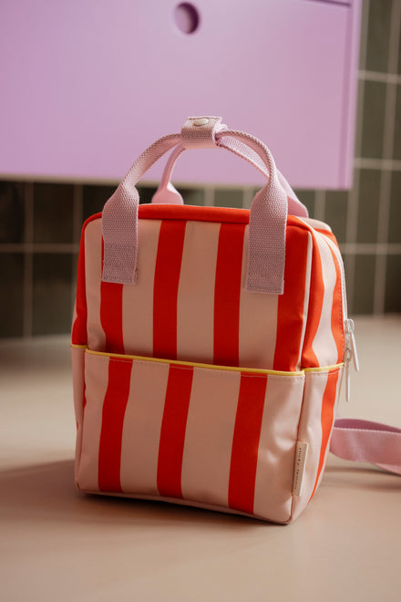 Sticky Lemon Rugzak Small Sticky Memories Stripes Nude Pink + Lifebuoy Orange, rugzak staand op tafel