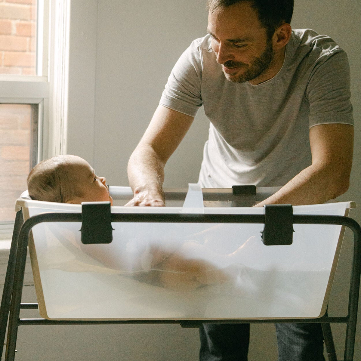 Stokke Flexi Bath Stand Badstaander, packshot op witte achtergrond