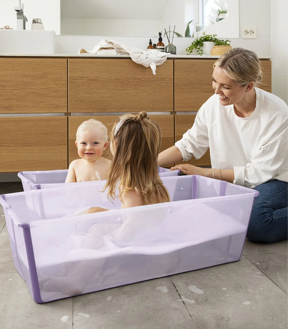 Stokke Flexi Bath XL babybad Lavender, sfeerbeeld in de badkamer
