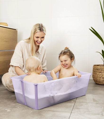 Stokke Flexi Bath XL babybad Lavender, sfeerbeeld met kind in bad