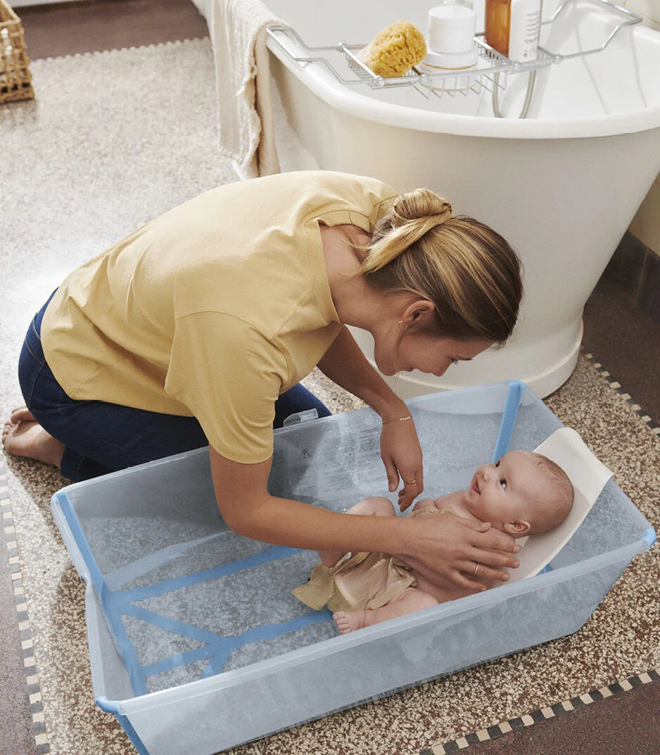 Stokke Flexi Bath XL babybad Ocean Blue, sfeerbeeld met kind in bad