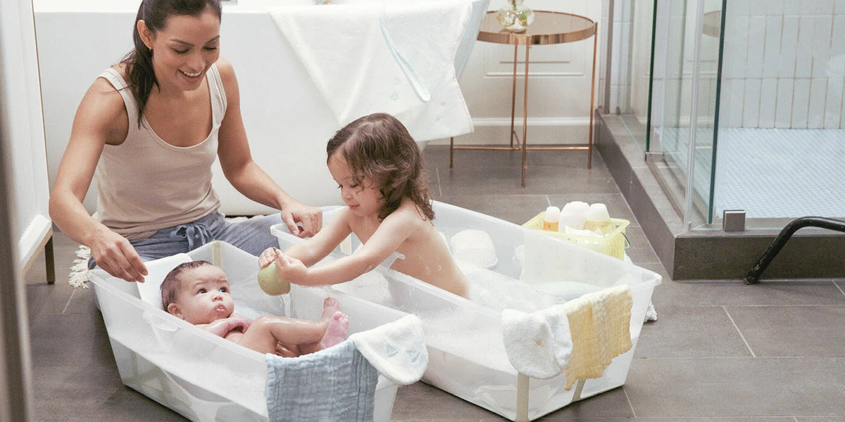 Stokke Flexi Bath XL babybad Sandy Beige, uitgevouwen op witte achtergrond
