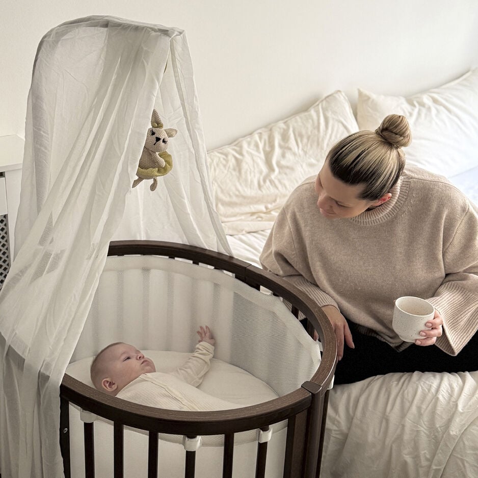 Stokke Sleepi Mini Bed Warm Brown, packshot op witte achtergrond