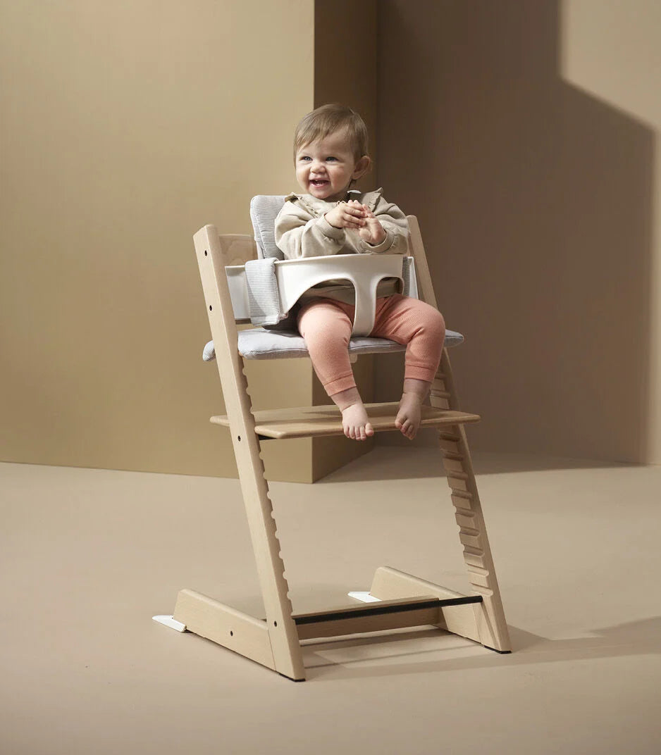 Stokke Tripp Trapp Baby Set V2 White op een witte Tripp Trapp kinderstoel