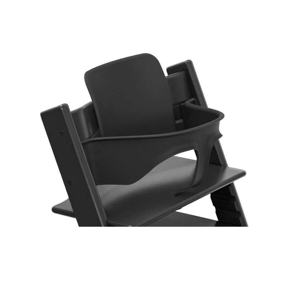 Stokke Tripp Trapp Baby Set V2 Zwart op een zwarte Tripp Trapp kinderstoel