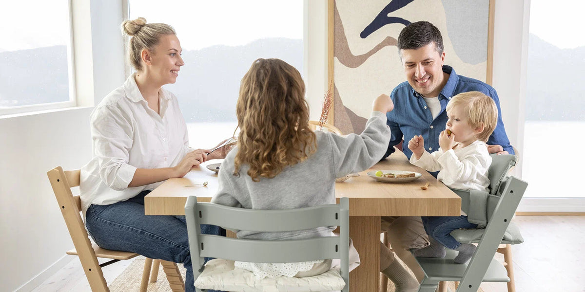 Stokke Tripp Trapp Baby Set V2 Zwart op een zwarte Tripp Trapp kinderstoel