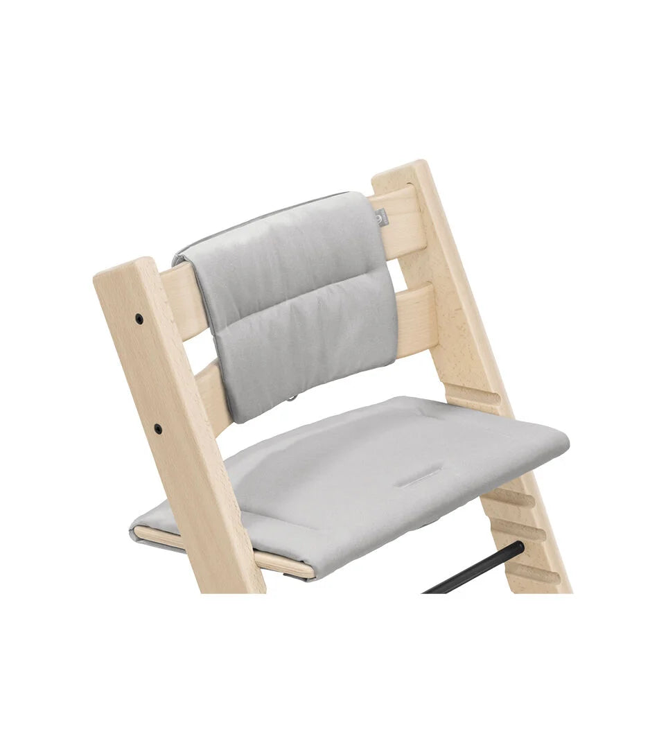 Stokke Tripp Trapp kussen Antraciet op een naturel beuken stoel