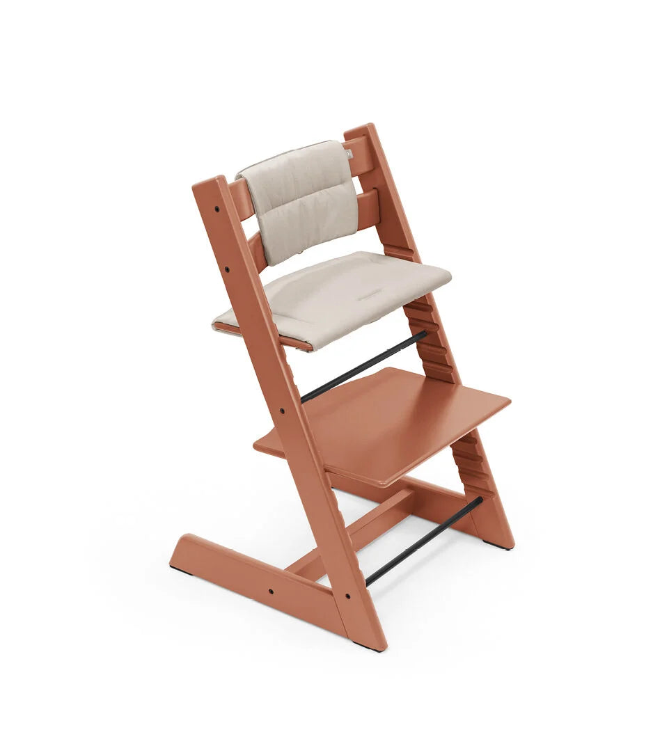 Stokke Tripp Trapp kussen Beige op een Tripp Trapp in Terracotta