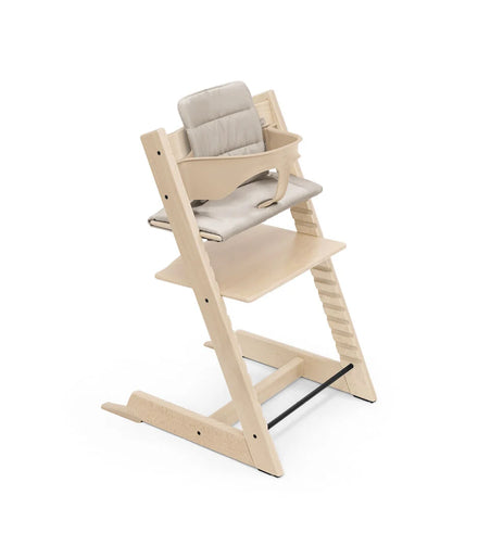 Stokke Tripp Trapp kussen Beige met Baby Set op een naturel stoel