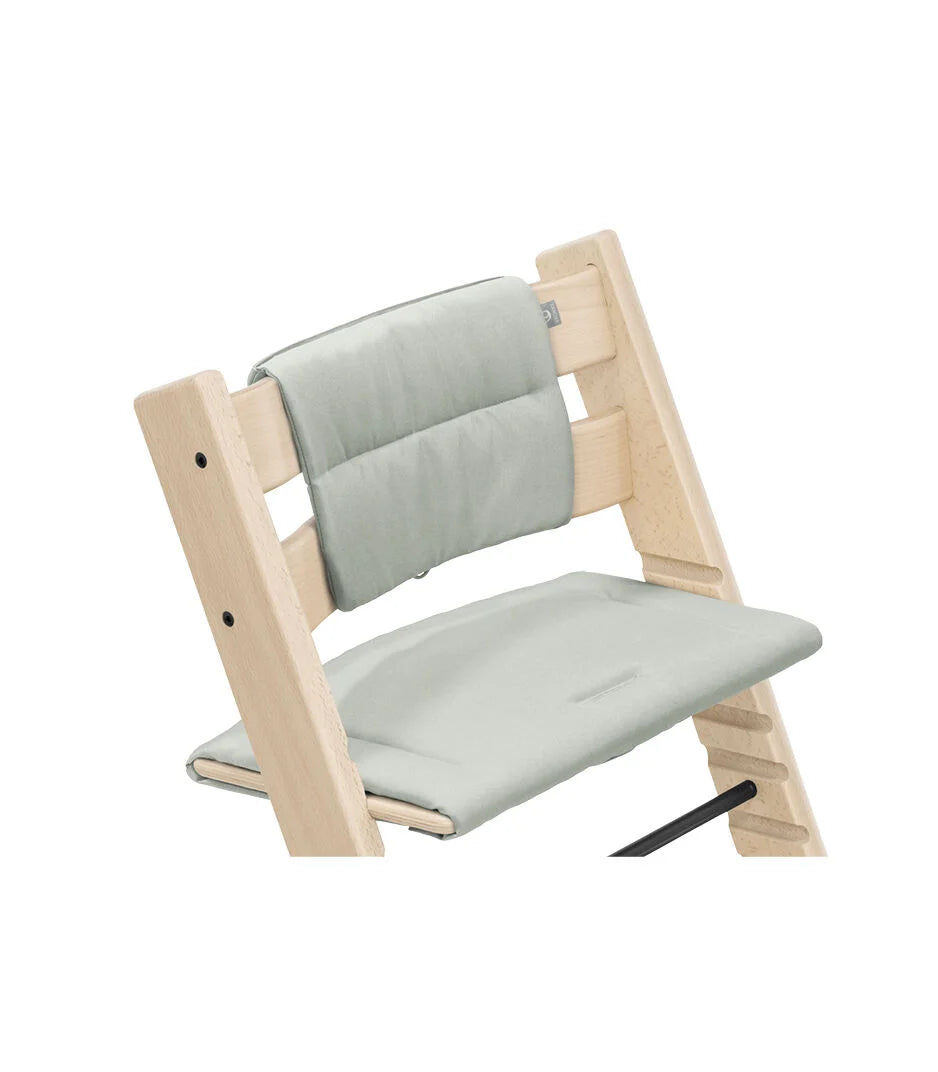 Stokke Tripp Trapp kussen Glacier Green op een naturel beuken stoel