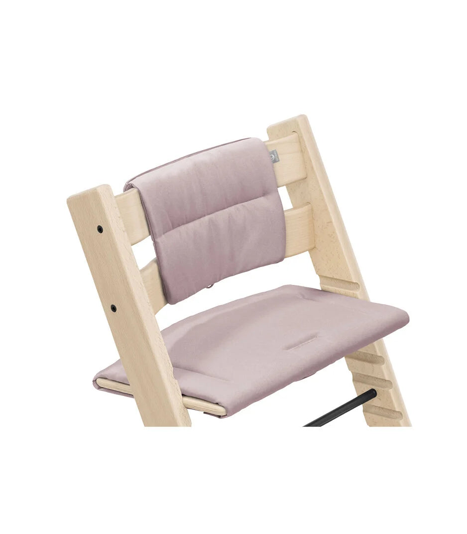 Stokke Tripp Trapp kussen Heather Mauve op een naturel beuken stoel