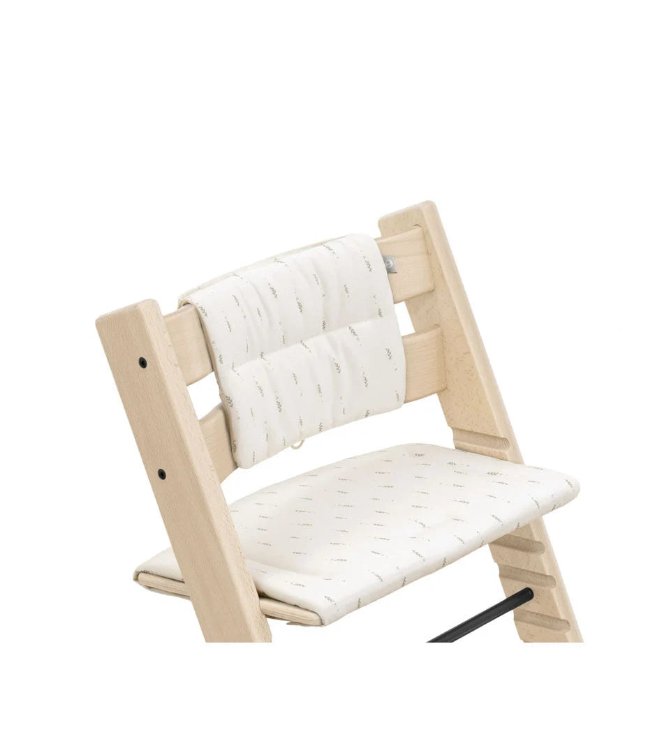 Stokke Tripp Trapp kussen Wheat Cream op een naturel beuken stoel, close-up
