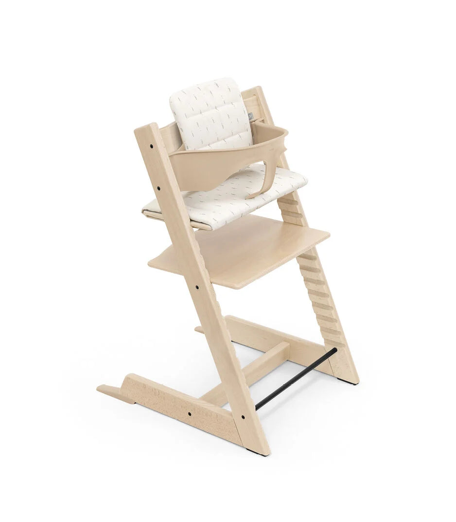Stokke Tripp Trapp kussen Wheat Cream op een naturel beuken stoel, close-up