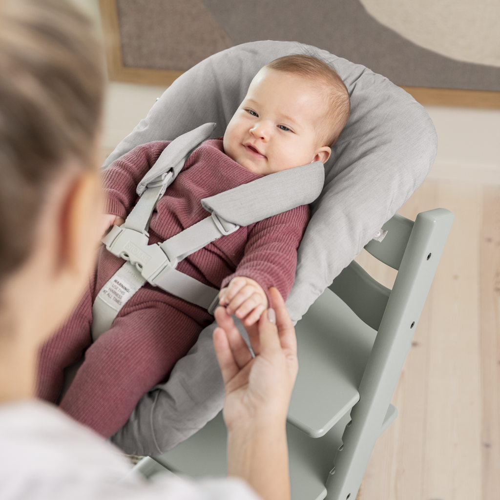 Stokke Tripp Trapp Stoel Beukenhout Glacier Green, sfeerbeeld, met Newborn Set