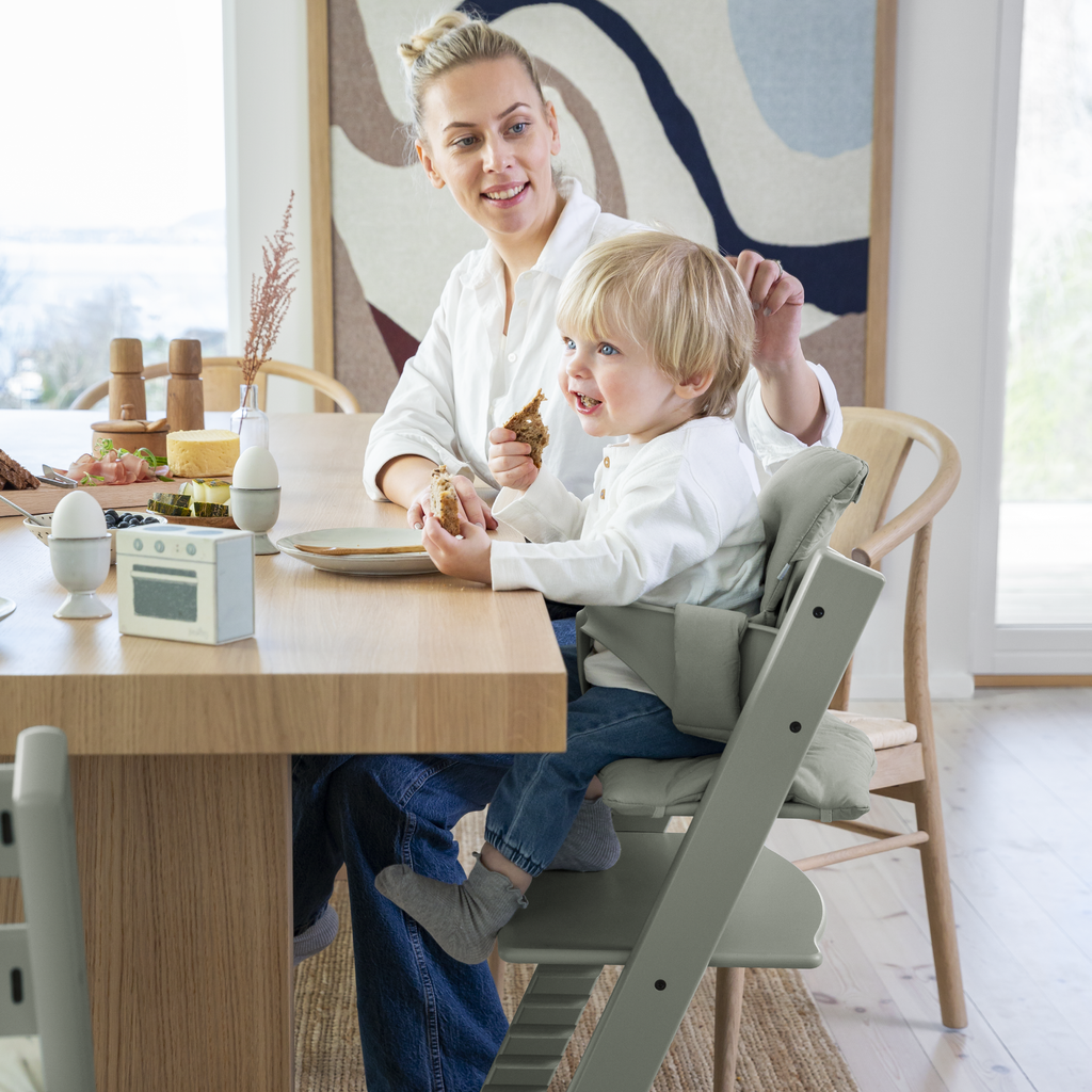 Stokke Tripp Trapp Stoel Beukenhout Glacier Green, sfeerbeeld, met Baby Set
