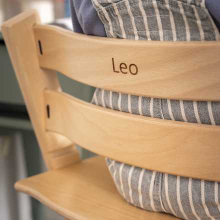 Stokke Tripp Trapp Stoel Beukenhout Natural, detail van een naamgravure in de rugleuning
