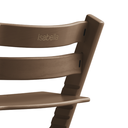 Stokke Tripp Trapp Stoel Beukenhout Warm Brown, detail van een gravure in de rugleuning