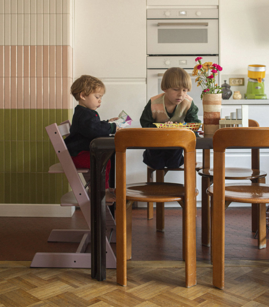 Stokke Tripp Trapp Heather Mauve aan de eettafel met het gezin