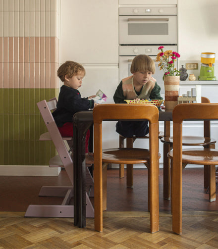 Stokke Tripp Trapp Heather Mauve aan de eettafel met het gezin