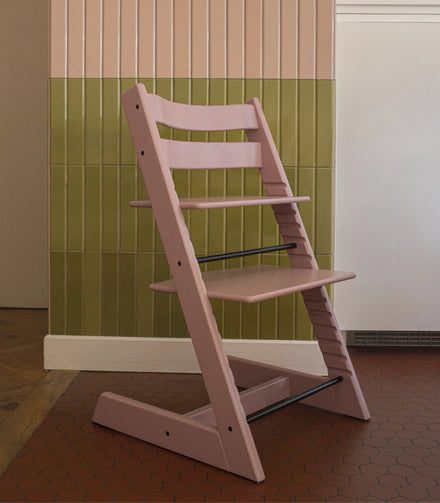 Stokke Tripp Trapp Heather Mauve tegen een groene wand