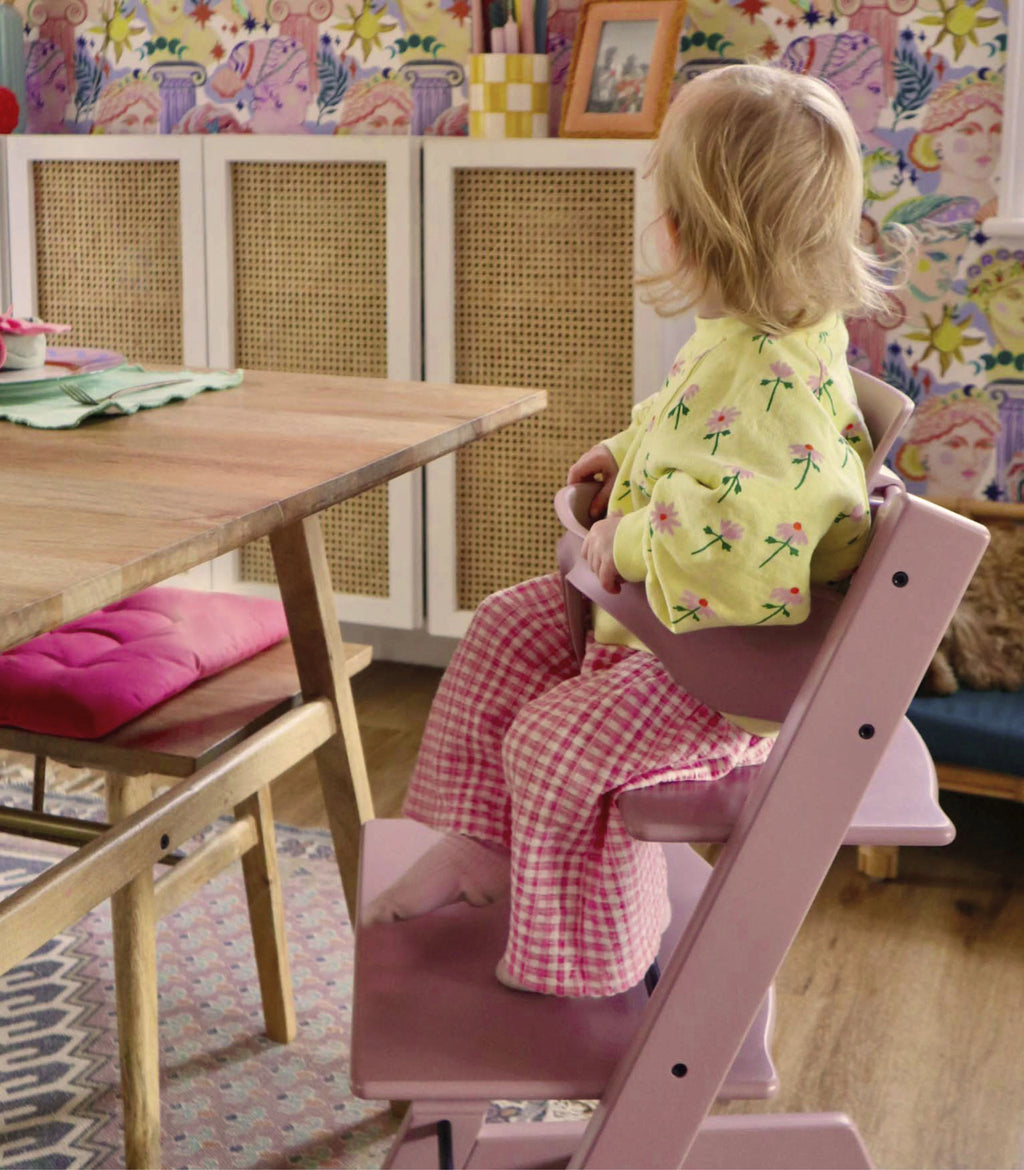 Peuter zit op de Stokke Tripp Trapp Heather Mauve aan tafel