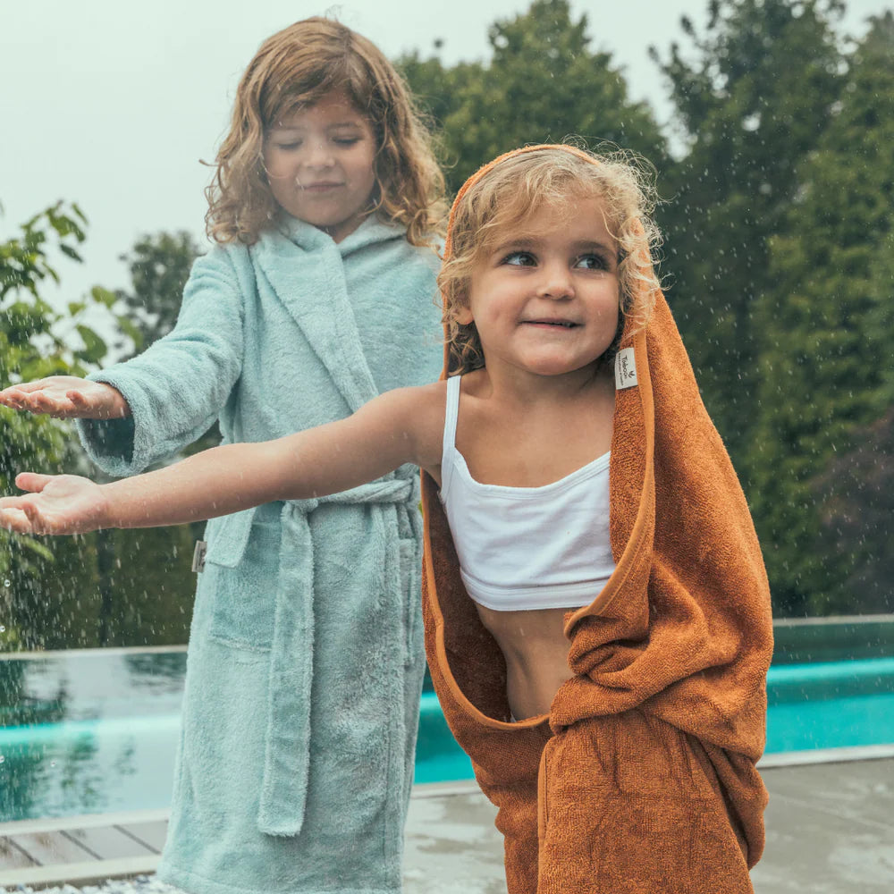 Timboo badcape bamboe Moon Blue, sfeerbeeld kinderen in badcapes aan het zwembad