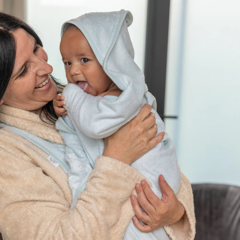 Timboo badcape ouder/baby bamboe Feather Grey, knuffelhanddoek met halsopening plat uitgelegd
