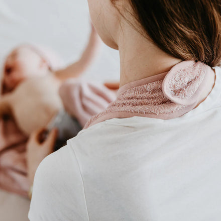 Timboo badcape ouder/baby bamboe Savannah Sand, sfeerbeeld roze handdoek rond de nek van de ouder