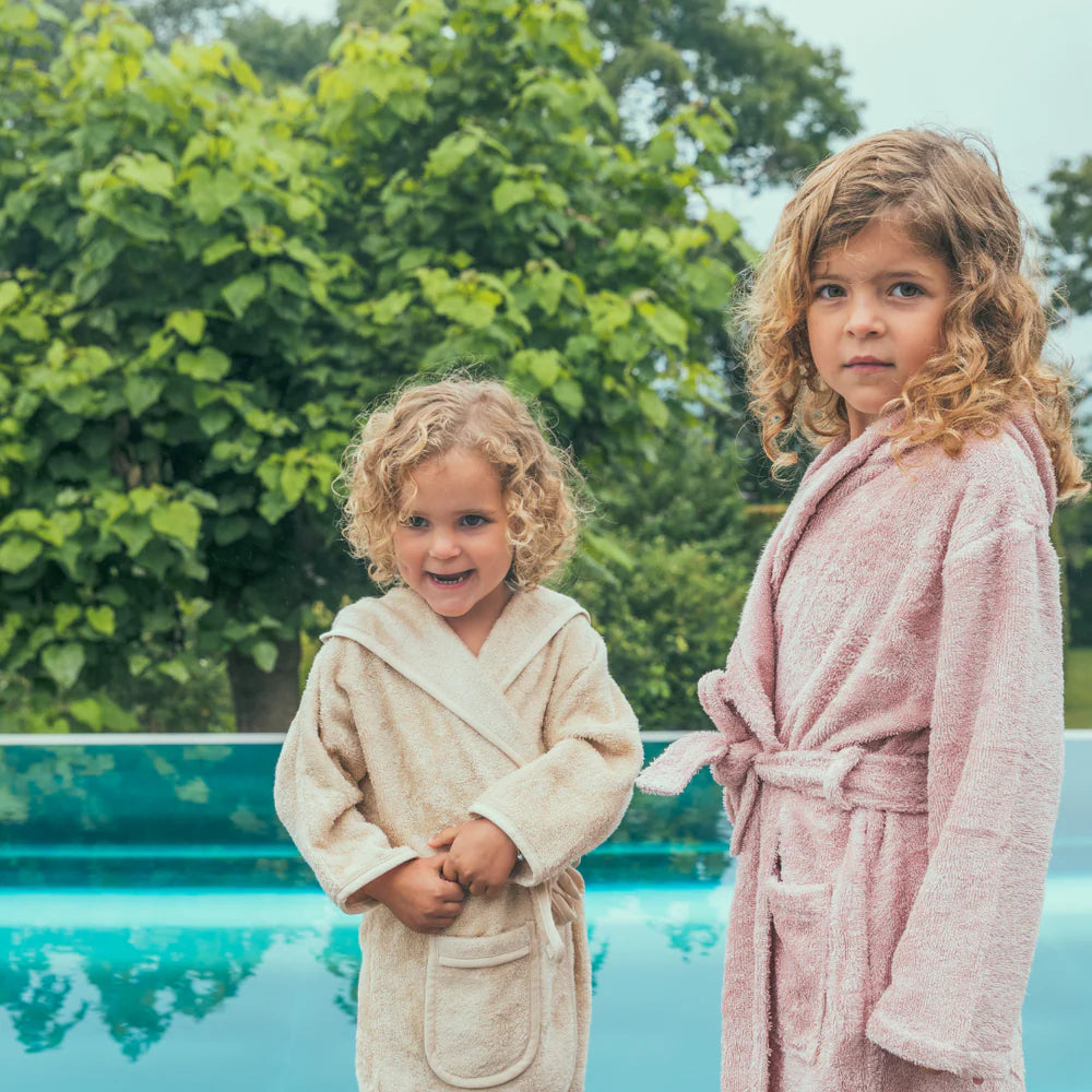 Timboo badjas kids bamboe Riviera Blue, sfeerbeeld twee kinderen in badjassen aan het zwembad
