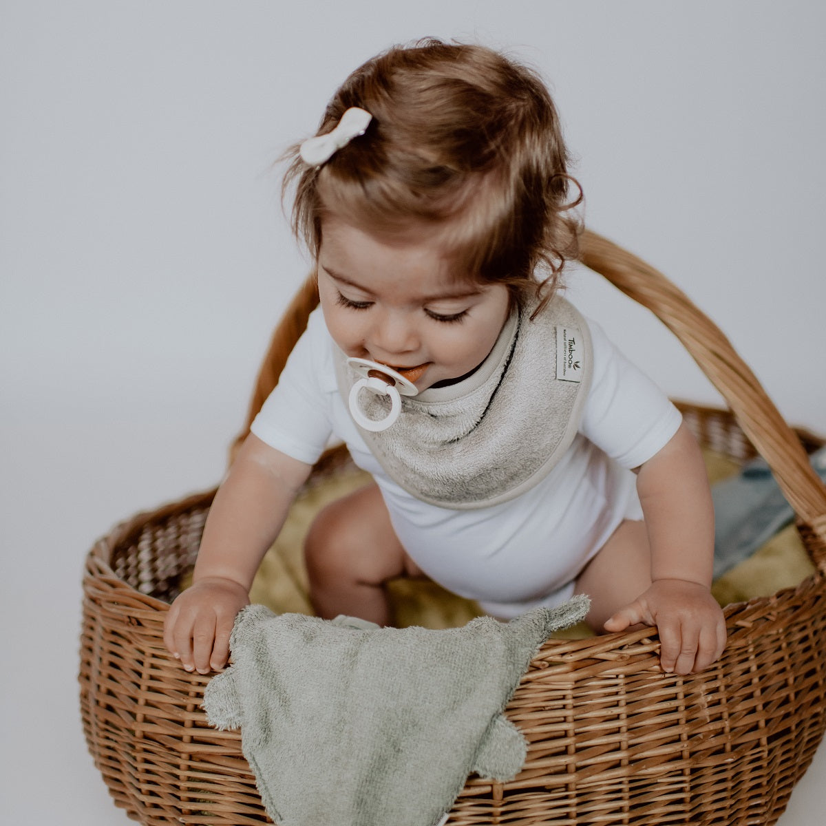 Timboo waterproof bandana slab Feather Grey, kwijlslab van bamboebadstof met drukknoopjes