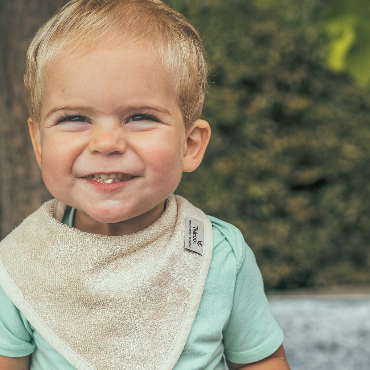 Timboo waterproof bandana slab Frosted Almond, kwijlslab van bamboebadstof met drukknoopjes