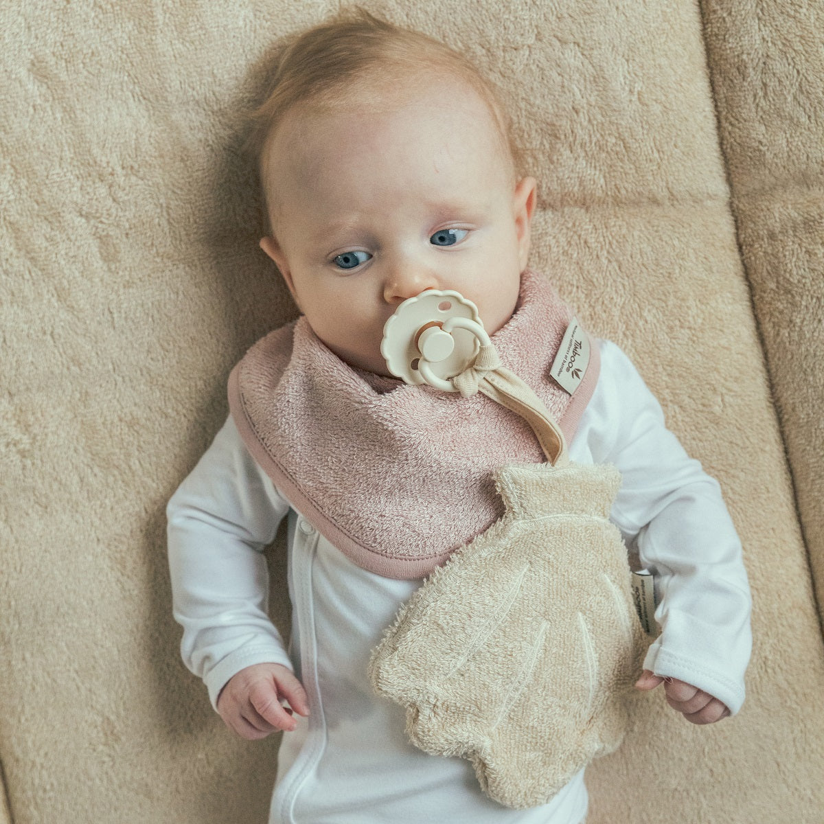 Timboo waterproof bandana slab Misty Rose, kwijlslab van bamboebadstof met drukknoopjes