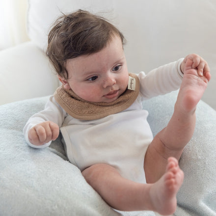 Baby ligt tegen het Timboo borstvoedingskussen in Riviera Blue