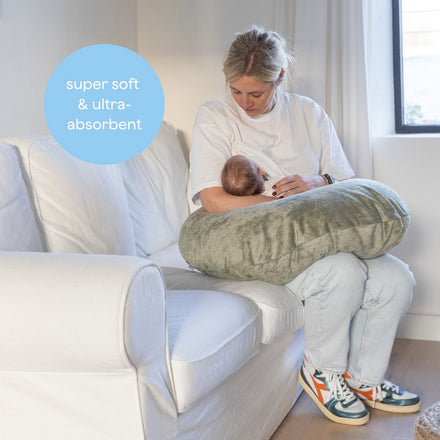 Mama geeft borstvoeding met een Timboo borstvoedingskussen op de bank