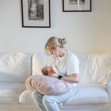 Mama voedt haar baby met een Timboo borstvoedingskussen