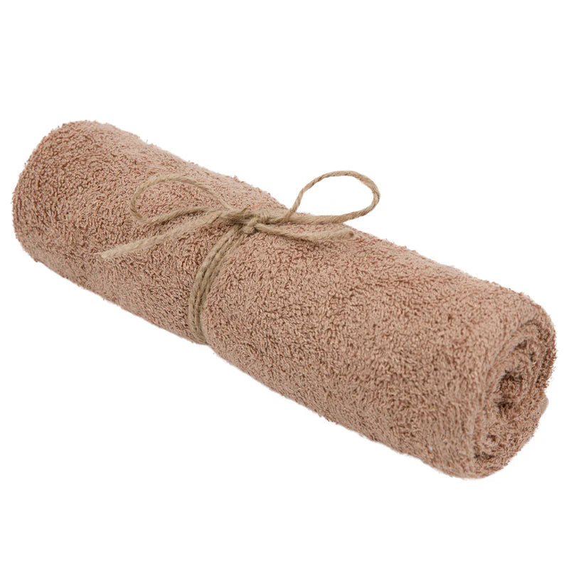 Timboo medium handdoek bamboe Savannah Sand, opgerolde handdoek met touwtje