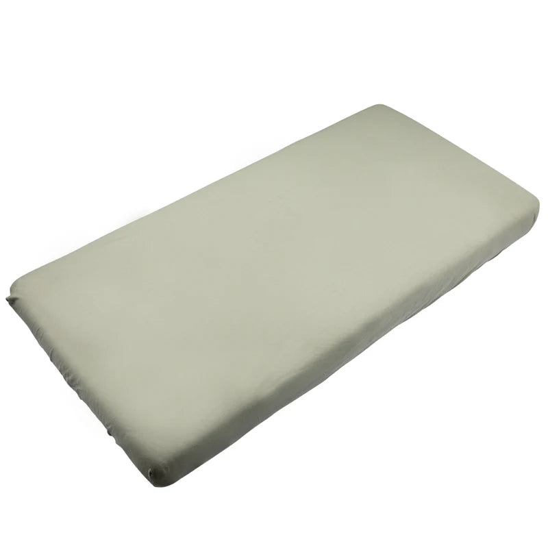 Timboo bamboe hoeslaken voor babybed Whisper Green, rond een matras gespannen