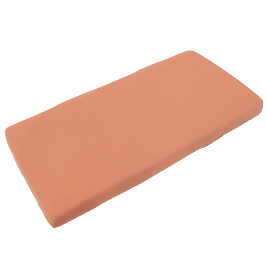Timboo hoeslaken van bamboejersey in Sunrise Orange rond een matras